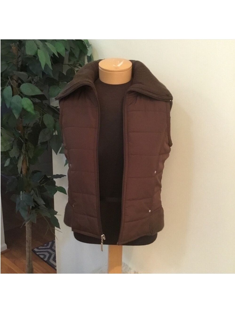 Daisy Fuentes Sport dark brown quilted full zip vest Woman’s PSmall